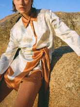 Kurzes Hemdkleid mit Batikmuster und unregelmäßigem Knoten in Kontrastfarbe